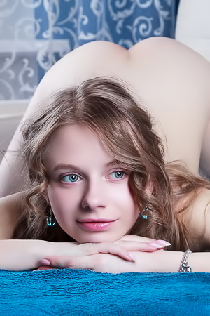 Siya Cute Teen Spreads Her Legs